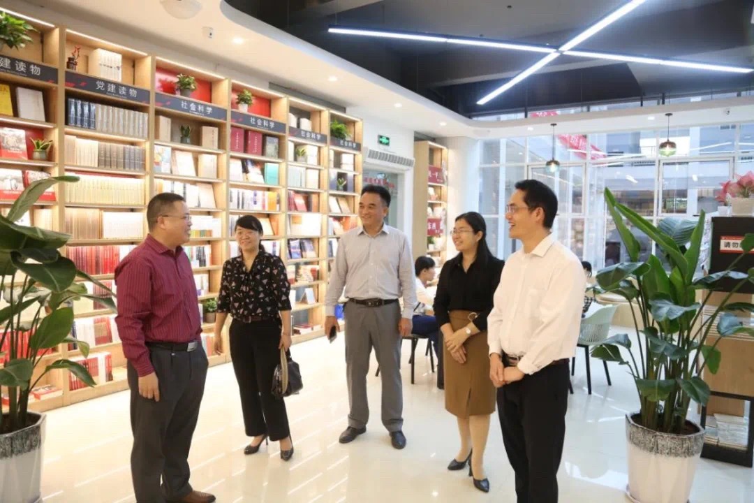 中共西宁市委宣传部副部长唐毓莹一行到西宁学院阅读履历中心进行调研